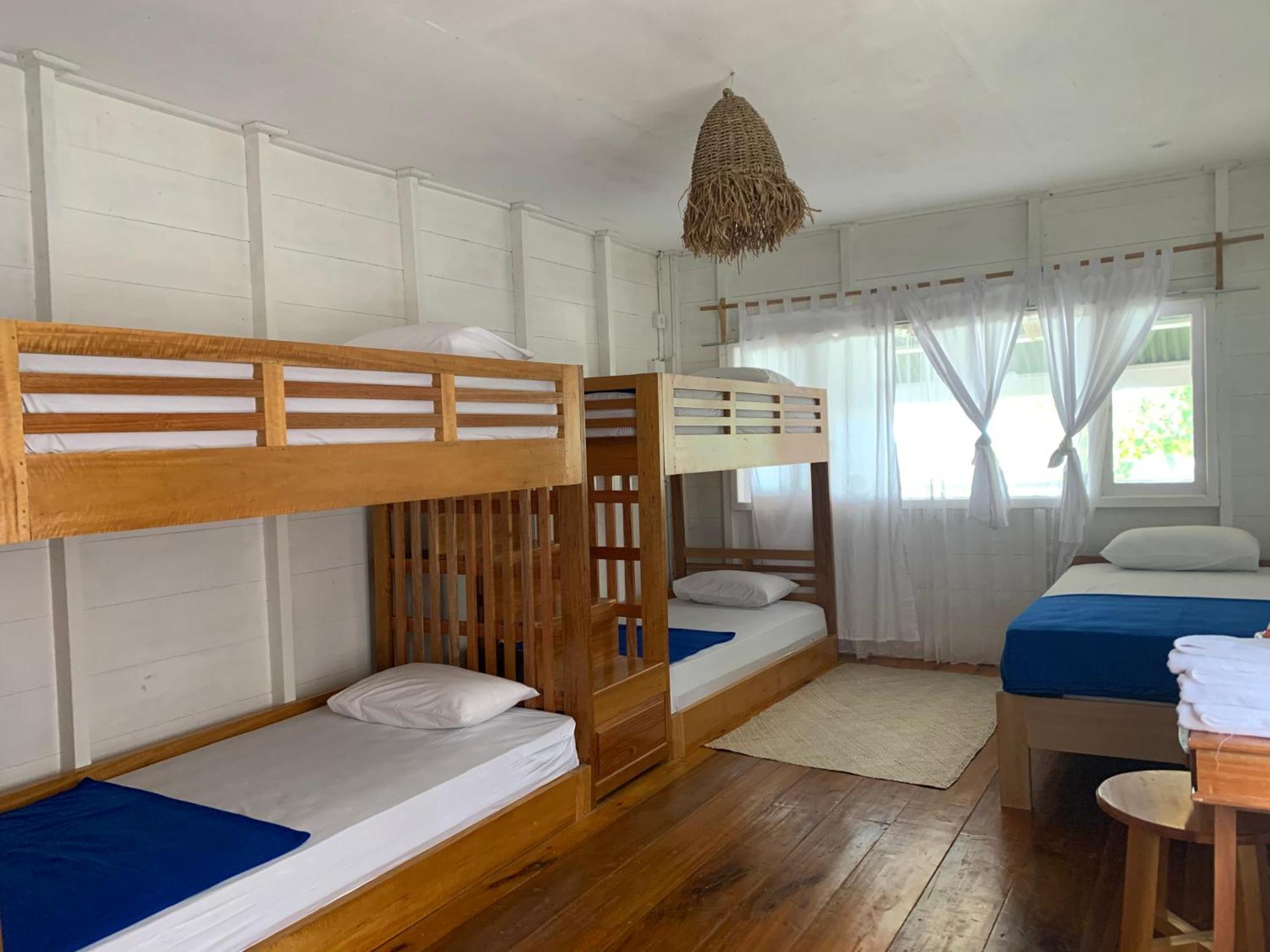 Crow'S Nest Hotel Tua Pejat ภายนอก รูปภาพ